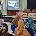 Narasumber menyampaikan materi