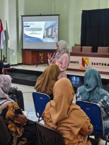 Narasumber menyampaikan materi